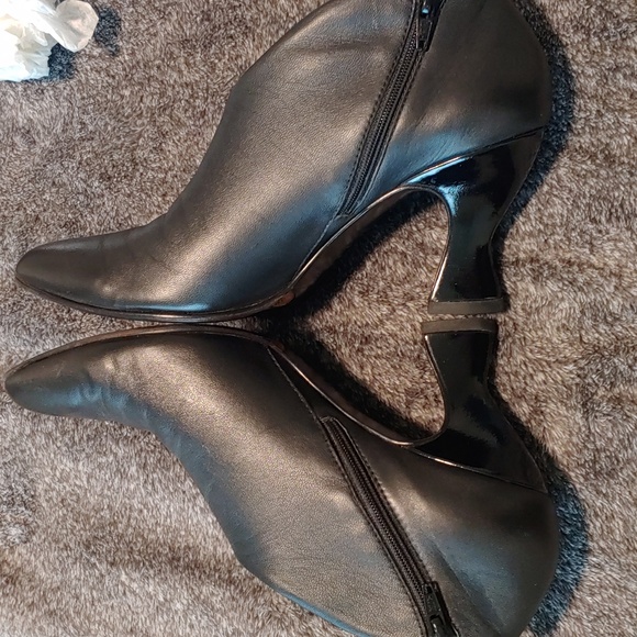 John Fluevog women bootie heel in good condition please see in photos - Picture 4 of 10